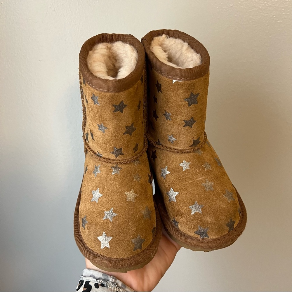 UGG Classic Short II Stars Kids Boots with Metallic Stars | Kids Size 7 - Picture 4 of 6